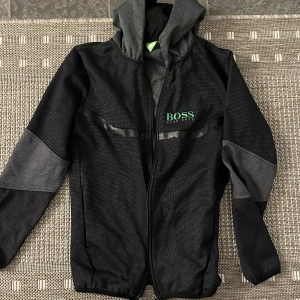 Hugo boss nyskick - Nyskick Hugo boss som är för liten för mig. Skulle säga passar personer under 172 Storlek S tror jag  