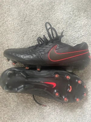 Fotbollsskor Nike - Köpta för 2349 kr från Unisportstore. 