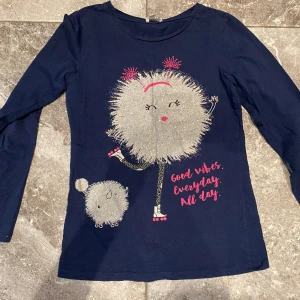 Tröja 11-12 åringar - Superfin tröja för 11-12 åringar. Ett litet litet hål längst ner på tröjan, se bild. Syns inte. Min lillkanin ville leka och det slutade med ett litet hål i tröjan. Hahah. Säljer pga stor garderobrensning. Kika gärna på mina andra annonser, säljer mycket.