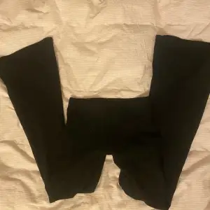 Svarta utsvängda byxor från Gina tricot i storlek xs! Jätte bra skick❤️ skriv till mig om du har frågor eller är intresserad🫶🫶