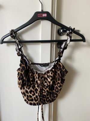 Linne - Superfint linne med leopardmönster. Aldrig använt. Stretchigt material så passar XS-M