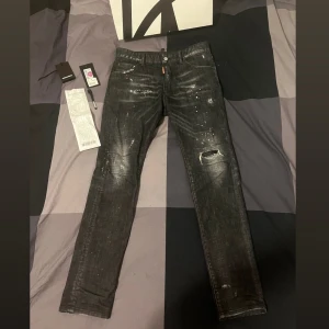Dsquared2 Jeans - Hej! Säljer mina Dsquared2 Jeans i storlek 46 som jag köpte för cirka 3 månader sen på NK och säljs nu på grund av att jag knappt använder dem så lika bra att sälja. Ny pris ligger på 6 099 kr och säljs nu av mig för 3 000 kr. Kvitto finns!