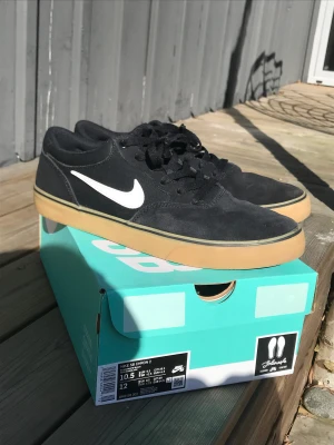 Nike SB Chron 2 - Feta skateskor från Nike sb. Har använts en gång då jag tästade att skejta dem så de är fortfarande i NYSKICK. Säljer pga mina fötter var för breda för de:) Stlk 44,5 men passar 45. Originalbox kommer med. Köpta för 750kr