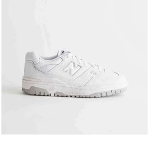 550 - Säljer mina new balance 550 använda ca 8 ggr har även kartongen. Kan tänka mig annat pris vid snabb affär annars buda från 800.