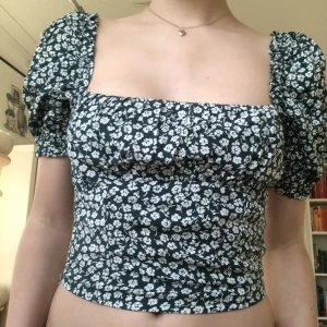 Somrig topp från H&M - Söt sommrig topp från H&M. Den var ursprungligen en st 38 men jag sydde in den för att passa en st 36. Sömmarna jag sydde är väl gjorda men de går att sprätta upp till ursprungsstorleken om så önskas! Skriv vid vidare frågor💕