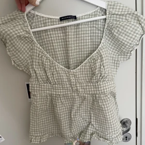 Brandy Melville topp, supersöt! - En helt oanvänd brandy topp som är i one size (passar medium eller small).💗