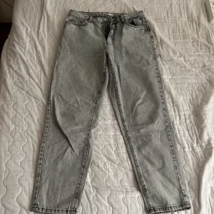 Jeans från Ginatricot - Jättefina gråa momjeans med hög midja från ginatricot. Väldigt lite använda säljes då dom är för små för mig. Strl 38