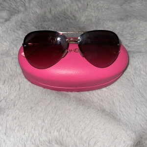 Solglasögon - Juicy Couture - Har endast använt dem en gång. I gott skick. Kommer med fodral. Köptes för 1150kr.