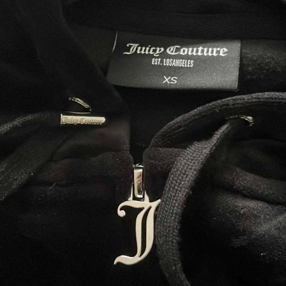 Hej, jag säljer en svart juicy couture kofta i storlek XS. Har används 1 gång och är i parfect skick. Antingen att man möts upp eller frakt där köparen står för frakten. Hoppas ni gillar den!. Tröjor & Koftor.
