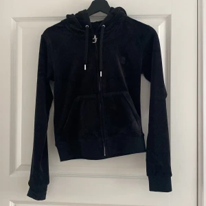 Juicy couture kofta XS - En svart juicy couture kofta, den är i ny skick, använts 1 gång. Antingen mötas upp eller frakt där köparen står för frakt 49 SEK. Hoppas ni gillar den!