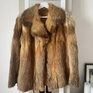 Vintage 80-talspäls  - Vintage 80-talspäls som min mormor köpte i Göteborg på den tiden. Lite för stor för mig som är XS petite men skulle säga S/M