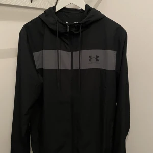 Windbreaker under armour - Windbreaker/vindjacka från under armour. Nyskick, enbart provad. Storlek medium