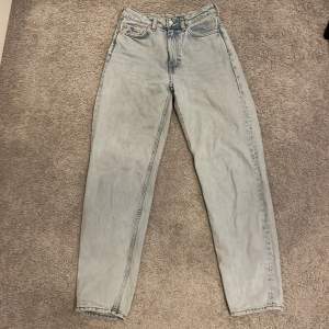 Ljusblå high waisted mom jeans. I storlek w26/L30. Bra skick. Använda 2-5 gånger. Varit favoritbyxor en period. Säljer för att jag inte använder dem så mycket längre. 