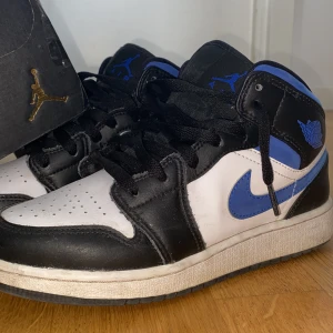 Jordan 1 Racer blue, mid - Jätte fina Jordans i jätte bra skick. Har inte använt de så länge och packet medföljer. (Paketet lite slitet dock) det är storlek 37,5 men passar mig som är 38-39 perfekt. De är inte creasade. Säljer om jag får bra pris, mitt pris+