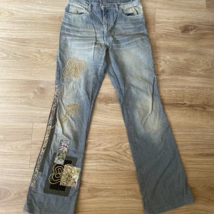 Jeans - Jättefina grön-gula jeans med massa dekor. Finns ingen tag så vet inte märket :)