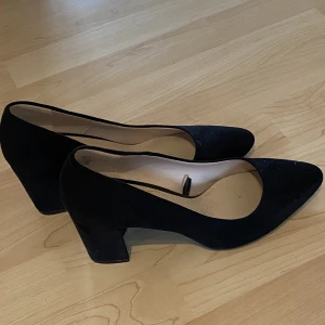 Klackskor - Sammetsklackar i storlek 38. Aldrig använda, fortfarande superfina! 