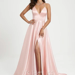 Balklänning i satin - Superfin ljusrosa balklänning i satin. V-ringad och knyts bak i nacken. Har ett långt fint släp. Endast använd 1 gång. 