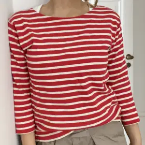 En röd, randig tröja från Gant i väldigt bra kvalite samt skick.🌟
