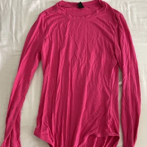 Oanvänd rosa body  - Fuschia body från shein, oanvänd. Storlek S.