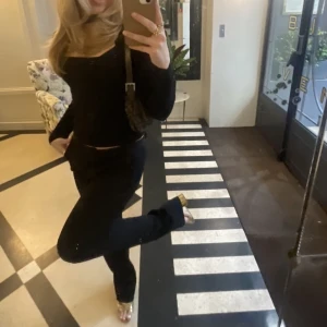 Kostymbyxor - Säljer mina svarta kostymbyxor från lager 157🤍säljer då de ej kommer till användning🤍nyskick!! Köparen står för frakten💕 Nypris:200kr Jag är 164cm lång🖤