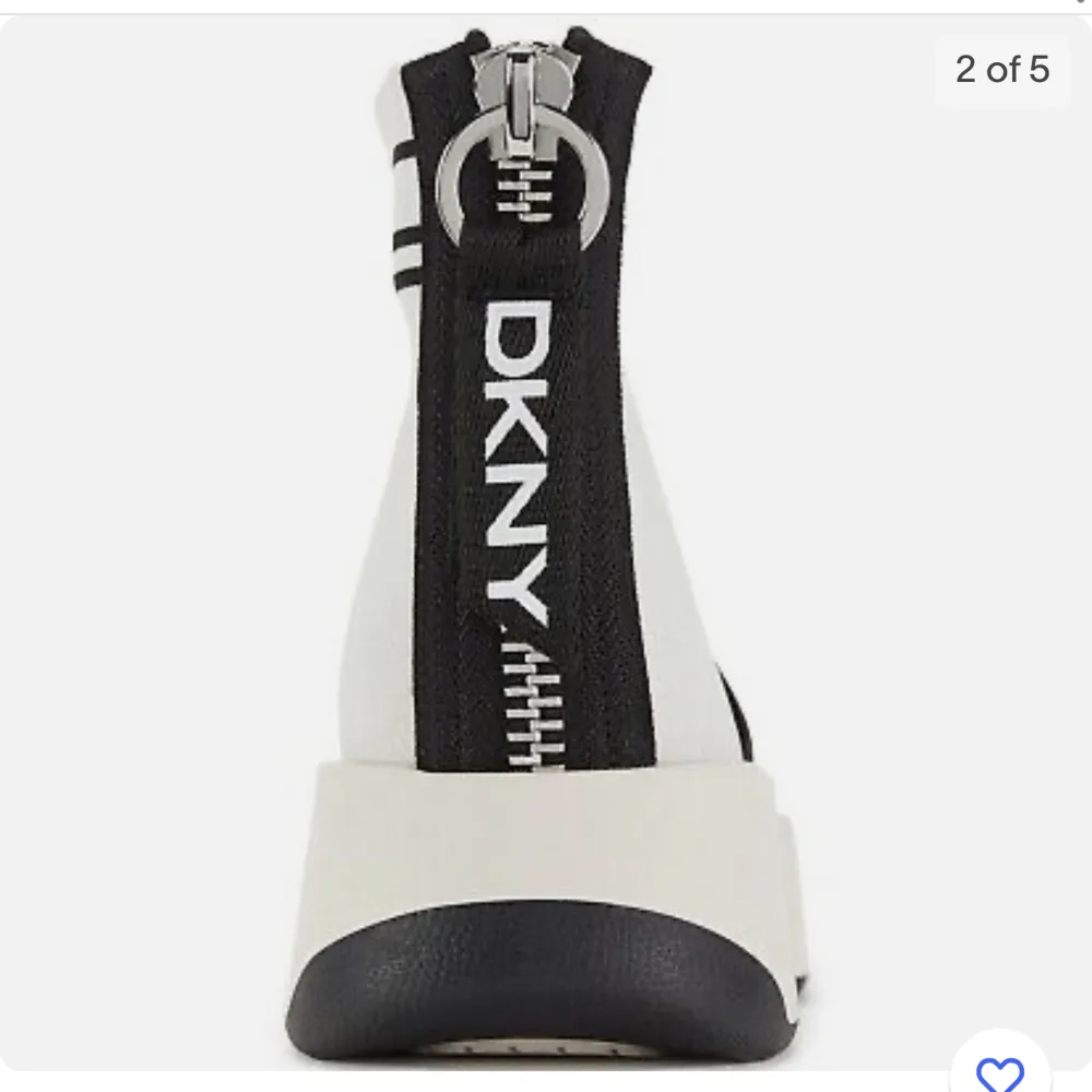Säljer dessa DKNY sneakers i storlek 39, använda endast 1 gång. Skriv för egna bilder🤍. Skor.
