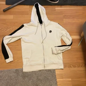 Säljer min la vichy hoodie  - Jag har bara testat den men har tvättat den så prislapparna är borta  jag vann den på en utlottning hos s&c hype nypris 1300  skriv vid intresse så kan vi diskutera eventuell affär 