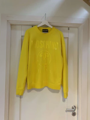Moschino sweatshirt💛 - Nypris: 2499 Väldigt bra skick, vill få bort den Köpt på nk i Göteborg 