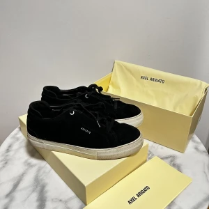 Axel Arigato  - Hej, säljer nu dessa fräscha arigato skor i en originell och stilren färg (svartvit), skicket på skorna är 7/10. Skorna är köpta nya från arigatos hemsida och allt medföljer, box, dustbag och kuvär,