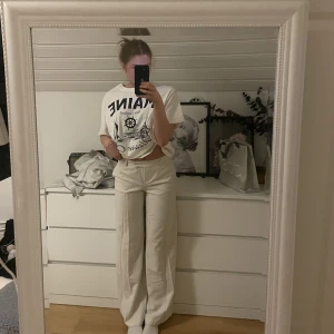 Kostymbyxor  - Jättefina knappt använda beige kostymbyxor från Share 💗💗lite trasiga i dragkedjan men går att laga