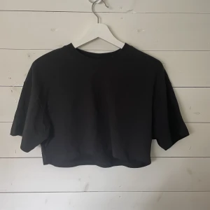 svart croppad t shirt - en croppad svart t shirt med lite längre ärmar.😎Sitter väldigt snyggt på!
