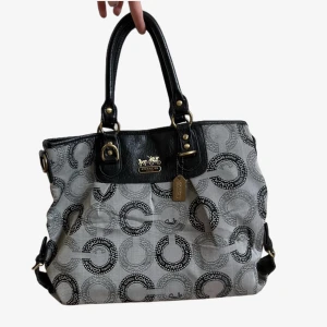 Supercool handväska fr Coach - Vintage handväska i gott skick! Bredd: 38,5cm höjd: 30cm.Checka gärna min profil för fler väskor 🤩