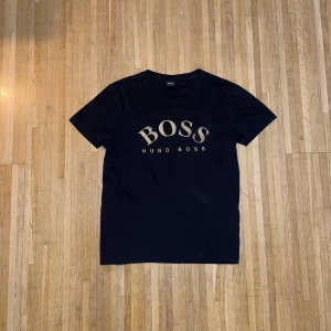 boss tshirt - storlek S, skick 9,5. säljs då den inte kommer til användning👑