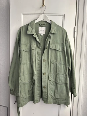 Khaki Jacka  - Storlek S, från Monki 🫒🧥Liiite oversized!