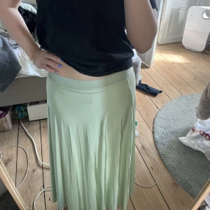 Grön långkjol - Superfin ljusgrön maxikjol som passar perfekt nu till våren och sommaren! Den har tecken på användning och lappen är borta men har för mig att den kommer från hm i storlek S!💞