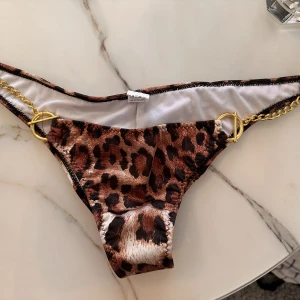 Bikiniunderdel oanvänd  - Snygg bikiniunderdel. Helt ovanvänd. Mer info se bild 😊 Kolla gärna mina andra kläder där de flesta är helt oanvända!