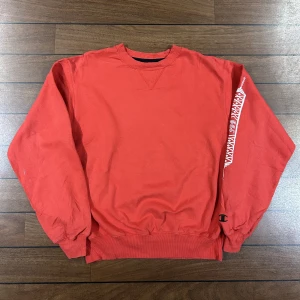 Champion Röd blank med armprint  - Snygg vintage sweatshirt i storlek M! Bara att skriva om du undrar över något 🙏