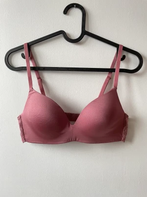 Bh - • Gammelrosa bh utan byglar, spets på baksidan • Strl 70B • Använd ett par gånger men fint skick • Nån liten fläck men syns nästan inte