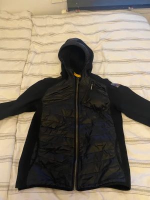 Parajumper jacka  - En parajumper jacka i bra skick Inge fel på den bara väldigt använd, kom priv för frågor, priset kan diskuteras!!!!