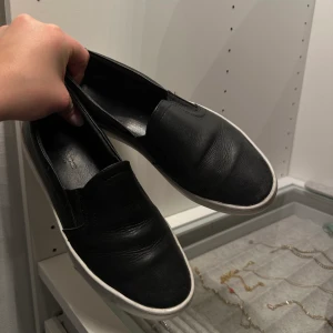 Sneakers  - Ur läckra skor från Vagabond som passar till allt! PERFEKT TILL VÅR & SOMMAREN 🌞 Skorna är i bra skick men har viss diskret slitage i baksida hälkappa (syns dock inte med skorna på). Materialet är gjort av svart läder med vita sulor🤍 ( Köpt för 1200 kr ) 