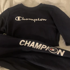 Champion sett - Champion sett!  Mörkblå färg💙 Byxor strl M  Tröja strl S Allt för endast 300