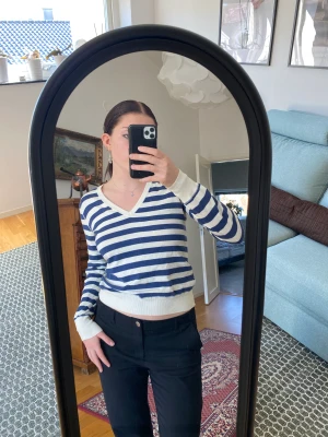 Randig tröja  - Fin tröja som passar till det mesta. Bra kvalitet och ser fortfarande fin ut i tyget.