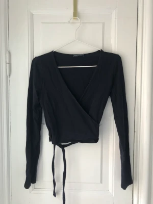 Omlott topp Brandy Melville  - svart knyttopp från brandy melville 