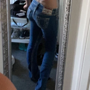 True Religion Jeans - Köpta på sellpy, använt fåtal gånger. Väldigt bra skick och inga defekter. Storlek 26 och passar mig som har midjemått 75 ungefär💓