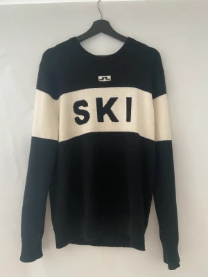 J Linderberg Sweater - Säljer en inte så använd j linderberg tröja. Stickad. Säljs pågrund av fick fel storlek! 