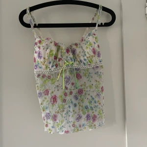 topp - Topp/linne från intimissimi, står ingen strl men ca S/M med justerbara band o drafkedja i ryggen