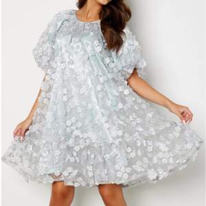 Fantastiskt klänning från Selectid Femme  Ny med prislappen kvar  Färg grå/ blå