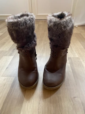 Klackar med fluff  - Klackar med fluff storlek 38