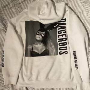 En hoodie från Ariana Grandes offical dangerous woman merch! Köpt här på plick och säljer då den är för stor på mig, storlek M och jag har vanligtvis xs/s på tröjor. Jättebra skick, inga defekter! 