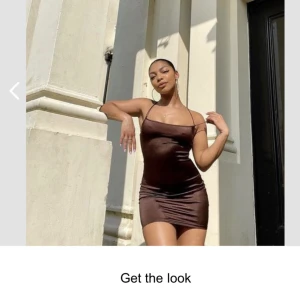 VIT SILKES klänning! - (LÅNAD BILD på första!) Från H&M, helt ny bara testad. Var dock redan lite nopprig på vissa ställen när jag fick beställde den. Men inte något man tänker på. Sitter tajt och snyggt på, har en criss cross back. Passar fint till skolavslutningen.