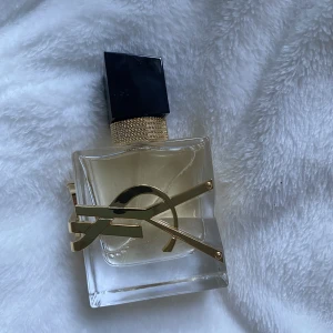 YSL Libre EDP - Älskar doften på denna parfym men är tyvärr känslig mot dofter så den kommer tyvärr inte till användning!   Se bild 2 för hur mycket som är kvar, nypris 650kr.  Inga skambud, tack!
